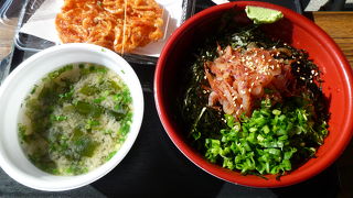 港を見ながら桜エビを食す