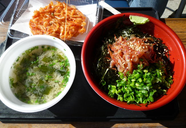 港を見ながら桜エビを食す