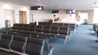 手荷物検査場内の待ち合い用の席ではコンセントの設備がありました