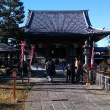 全景・・・境内も広くゆったりしています。社務所は右手。