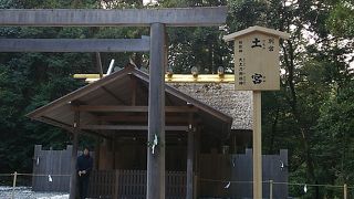 池を渡って右手すぐ