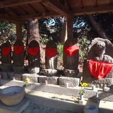 この横に多数の供養塔
