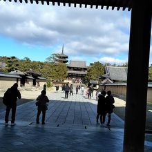 南大門の下から臨む塔堂