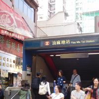 地下鉄の油麻地駅C出口から2～3分です。