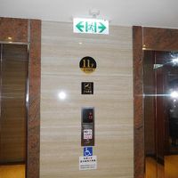 エレベーターは2機。レセプションは5階にあります。