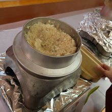 セルフで食べ放題の釜めし