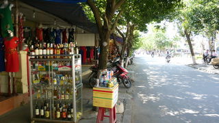 世界遺産ホイアンへと続くストリートなのよ