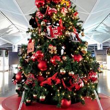 ３階出発ロビーのクリスマスツリー。エアアジア。