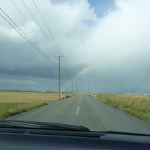 真っ直ぐ伸びた道路虹も歓迎