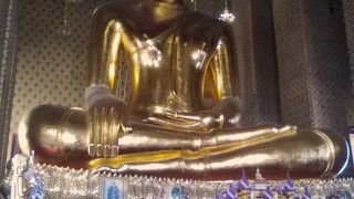 タイ最大級の座仏像かある