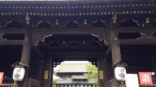 外側正面から全体を写真に撮るのが難しい