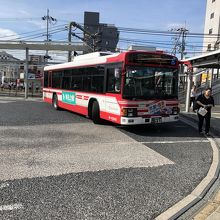 11号系統石山団地発大津市民病院前行きバス。