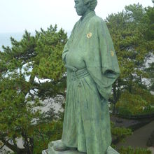 間近に見る銅像