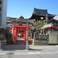 ３瘡守稲荷神社と右側お寺