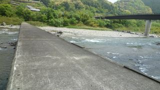 沈下橋とＪＲ鉄橋が並んでいます