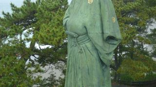 太平洋を見る竜馬はかっこいい