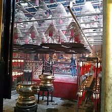 天井からぶら下がっている沢山の大きな渦巻き状の線香