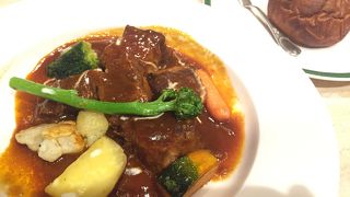 牛肉の柔らか煮を食べ