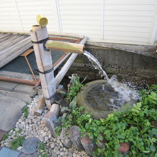 ２強風でしぶきがあがっている