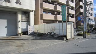 お店の敷地内にありました