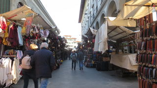 革製品の店が多く・・・