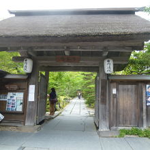 古い感じの山門