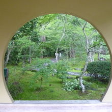 丸い壁から見る違った景色