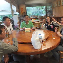 食事風景　温泉の主人も友達です