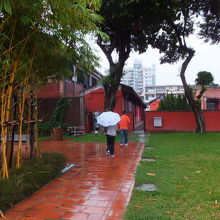 横の門へ行きます