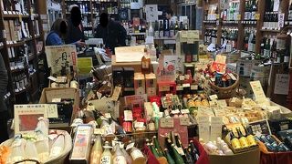 創業220年の老舗酒屋なのよ、すごーい