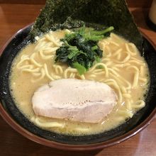 もっと豚骨強めが良かったけど、道民の舌に合わせたのかも