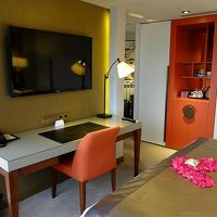 寝室側にあったデスク周り。