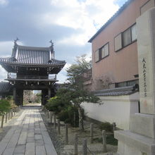 西側入口から眺めた鐘楼門の様子