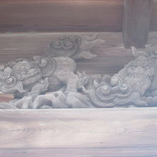 鐘楼門の木製内部装飾の様子