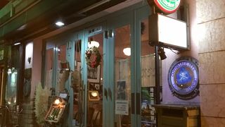 日本大通りのカフェ