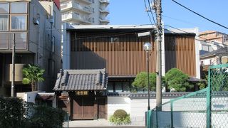 地域の公民館や図書館と間違えるようなシンプルで近代的なデザインでした。