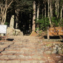 鳳来寺参道1425段続く石段入口の様子