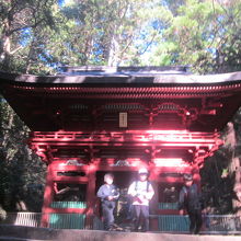 石段225段目にある仁王門の様子