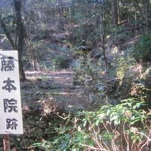 石段途上では、寺院跡等も多く見かけます