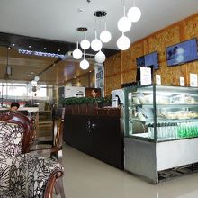 店内です。ゆったりしたソファはくつろげますね。