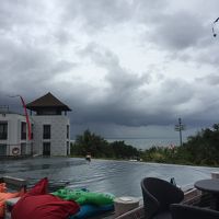 海に臨むプール