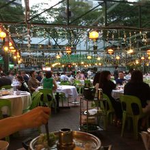 屋外席は屋根を開けると、オープンエア！