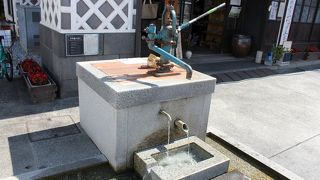 手押しポンプがある井戸