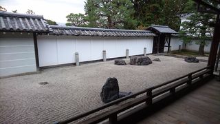 ここの枯山水は龍安寺に似ていると思いました。
