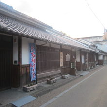 長屋風の建物の外観