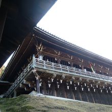 下から見る二月堂