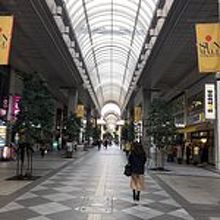 広いアーケード街