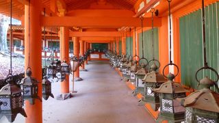 朱色が鮮やかな神社