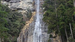 滝を見るのは無料ですが近くの展望台へ行くには有料です。