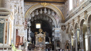 急な長い階段をのぼって